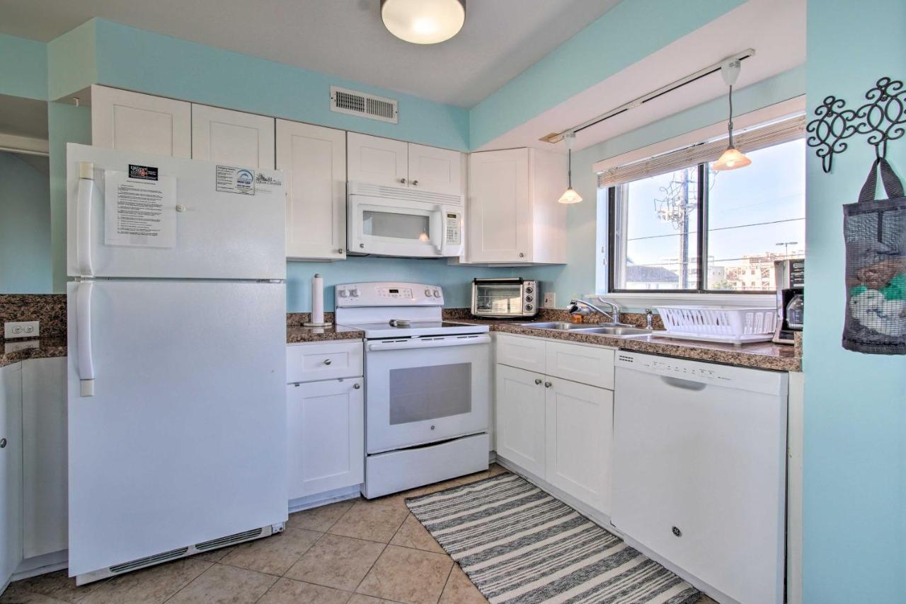 Ocean-View Condo With Deck, Steps To Carolina Beach! Bagian luar foto